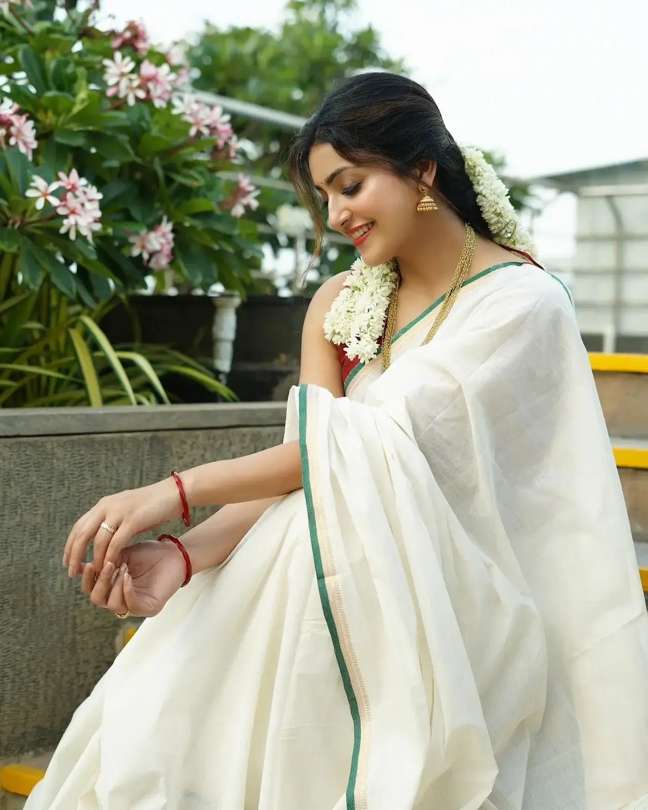 MALAYALAM ACTRESS AVANTIKA MISHRA IMAGES IN WHITE SAREE 2